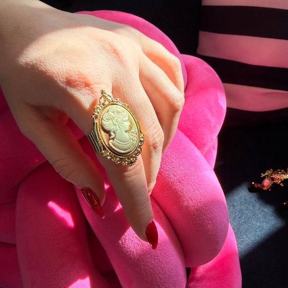 Sara Sotti Elegant 18K Gold Plated Cameo Ring Adjustable Size - Picture 3 of 5